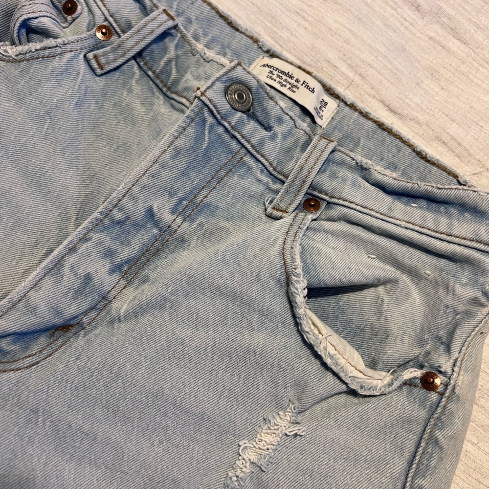 Abercrombie & Fitch 90s Ultra High Rise Light Wash Jeans - Picture 3 of 5